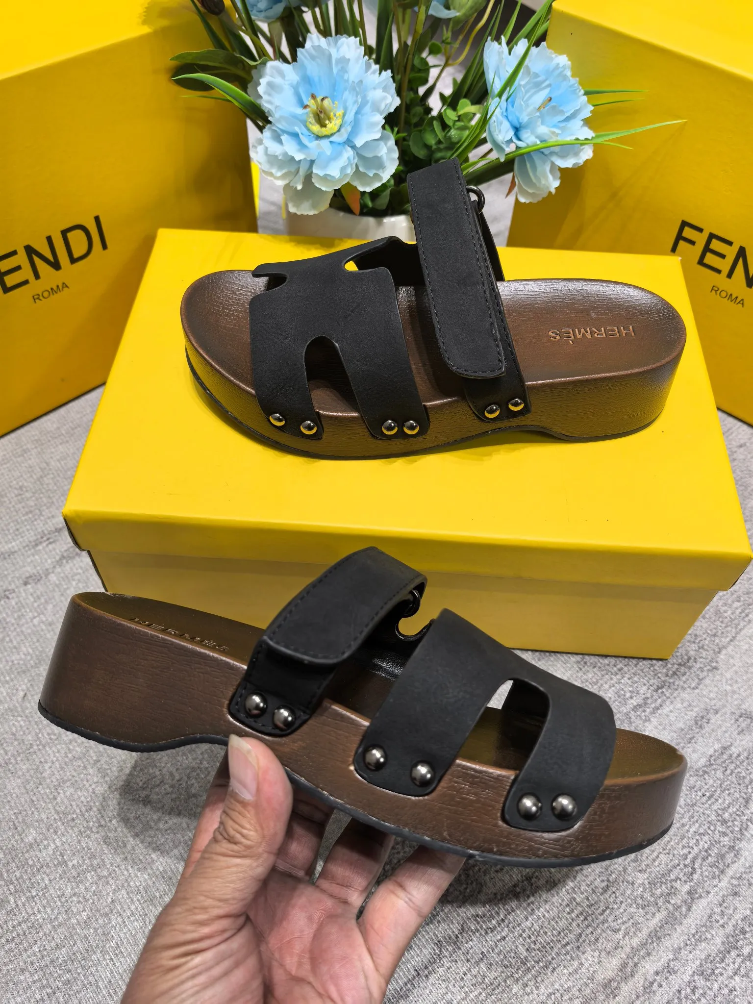 👟👟Ex-factory price 480👟👟Hermes second uncle clog slippers, original development + British retro design, classic and durable! The ultimate 1:1 body shape, imported high-end fabrics showing exquisite texture! Customized A-grade wood sole with mold opening and luxurious packaging! - Unique quality, 35-40 41 42 customized, non-refundable and non-exchangeable